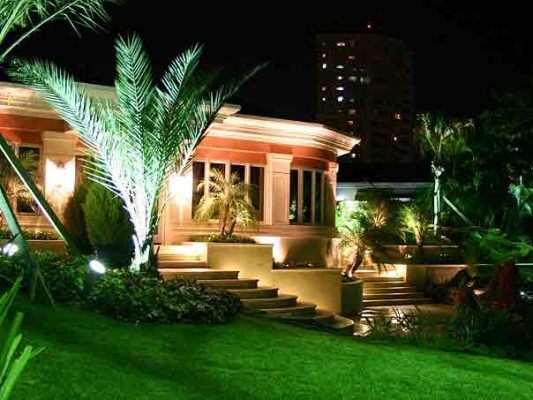 Đèn sân vườn năng lượng mặt trời